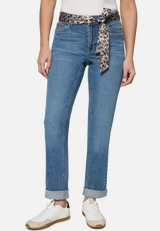 Jeans  mit Leo-Gürtel Style Orlando 28 Inch  / Modellfoto Vorderseite