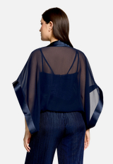Chiffonstola mit 3/4 Arm / Modellfoto Rückseite