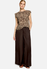 T-Shirt  gerafft mit Leoprint  / Modellfoto Vorderseite (Outfit)