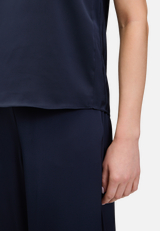 Satin-Bluse mit V-Ausschnitt / Detailbild