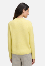 Strickpullover mit Stehkragen / Modellfoto Rückseite