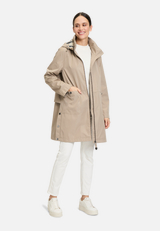 Outdoorjacke mit abnehmbarer Kapuze / Modellfoto Vorderseite (Outfit)