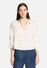 Oversize-Bluse mit Kragen / Modellfoto Vorderseite