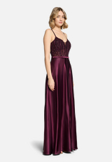 Abendkleid mit Stickerei / Modellfoto Vorderseite (Outfit)