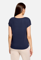 Casual-Shirt mit V-Ausschnitt / Modellfoto Rückseite