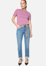 Kurzarmpullover  mit Wellensaum  / Modellfoto Vorderseite (Outfit)
