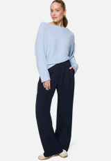 Strickpullover mit U-Bootausschnitt / Modellfoto Vorderseite (Outfit)