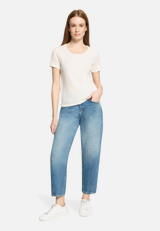Rundhals-Shirt mit Struktur / Modellfoto Vorderseite (Outfit)