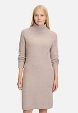 Strickkleid mit Turtle Neck / Modellfoto Vorderseite