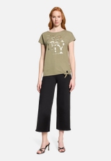 Halbarm-Shirt mit Schleifenknoten / Modellfoto Vorderseite (Outfit)