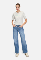 Printshirt mit Rundhalsausschnitt / Modellfoto Vorderseite (Outfit)