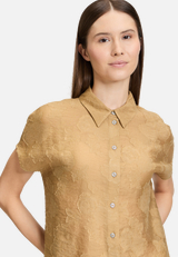 Oversize-Bluse mit überschnittenen Ärmeln / Detailbild