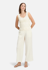 Strick-Top mit Lochmuster / Modellfoto Vorderseite (Outfit)