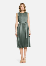 Chiffonkleid mit Plissee / Modellfoto Vorderseite