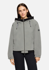 Sommerjacke mit Kapuze / Modellfoto Vorderseite