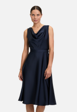 Cocktailkleid mit Wasserfallausschnitt / Modellfoto Vorderseite
