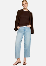 Basic-Top mit U-Boot Ausschnitt  / Modellfoto Vorderseite (Outfit)