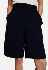 Bermuda-Shorts  mit Gürtel  / Modellfoto Vorderseite