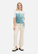 Rundhals-Shirt mit Schleifenknoten / Modellfoto Vorderseite (Outfit)