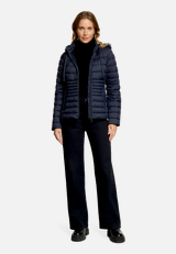 Steppjacke leicht mit abnehmbarer Kapuze / Modellfoto Vorderseite (Outfit)