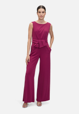 Jumpsuit mit weitem Bein / Modellfoto Vorderseite