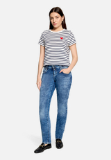 Boyfriend-Hose mit Nieten / Modellfoto Vorderseite (Outfit)