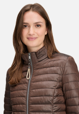 Steppjacke mit Reißverschlusstaschen / Detailbild