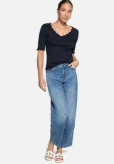 T-Shirt mit gerafftem Ausschnitt / Modellfoto Vorderseite (Outfit)