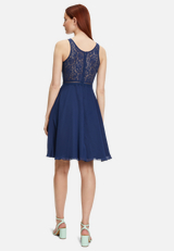 Cocktailkleid mit Spitze / Modellfoto Rückseite