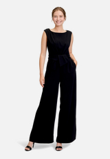 Jumpsuit mit weitem Bein / Modellfoto Vorderseite