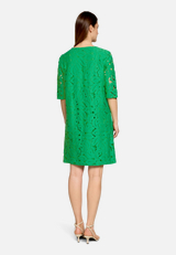Spitzenkleid mit V-Ausschnitt / Modellfoto Rückseite