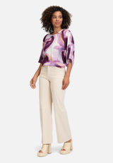 Casual-Bluse mit Muster / Modellfoto Vorderseite (Outfit)