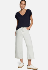 Basic-T-Shirt  mit V-Ausschnitt / Modellfoto Vorderseite (Outfit)