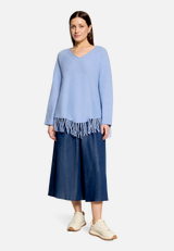 Strickpullover mit V-Ausschnitt / Modellfoto Vorderseite (Outfit)