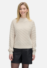 Strickpullover mit Struktur / Modellfoto Vorderseite