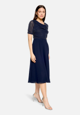 Cocktailkleid im Glitzer-Look / Modellfoto Vorderseite (Outfit)