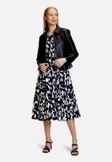 Cocktailkleid mit Print / Modellfoto Vorderseite (Outfit)