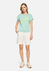 Sweatshirt mit Aufdruck / Modellfoto Vorderseite (Outfit)