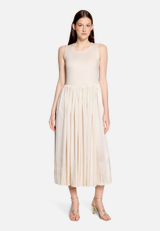 Basic-Kleid mit Plissee / Modellfoto Vorderseite
