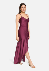 Abendkleid mit Volant / Modellfoto Vorderseite (Outfit)