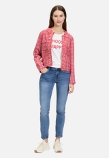Basic Shirt mit Aufdruck / Modellfoto Vorderseite (Outfit)