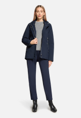 Outdoorjacke mit Kapuze / Modellfoto Vorderseite (Outfit)