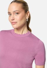 Kurzarmpullover  mit Wellensaum  / Detailbild