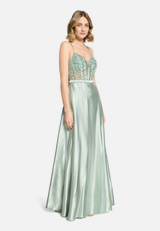 Abendkleid mit Stickerei / Modellfoto Vorderseite (Outfit)