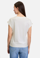 Printshirt mit Ärmelaufschlag / Modellfoto Rückseite