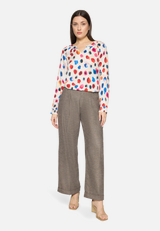 Casual-Bluse mit Raffung / Modellfoto Vorderseite (Outfit)