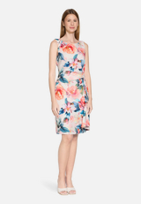 Cocktailkleid mit Blumenprint / Modellfoto Vorderseite