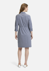 Hemdblusenkleid mit Eingrifftaschen / Modellfoto Rückseite