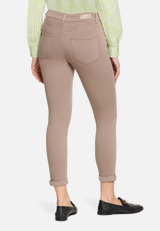 Slim Fit Jeans  mit Stretch-Anteil Style Sunny Short  / Modellfoto Rückseite