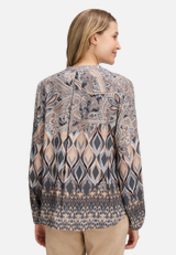 Longbluse mit Stehkragen / Modellfoto Rückseite